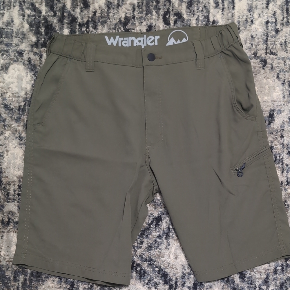 Wrangler Men's Cargo Shorts in Olive